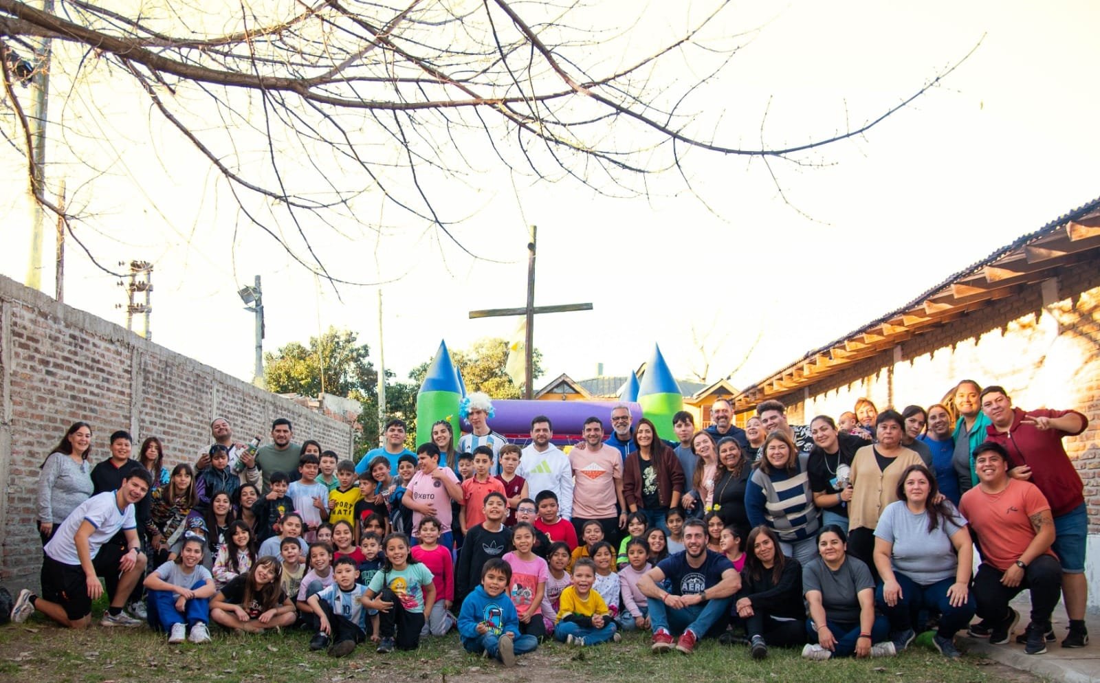 Adultos y niños haciendo talleres en comunidad